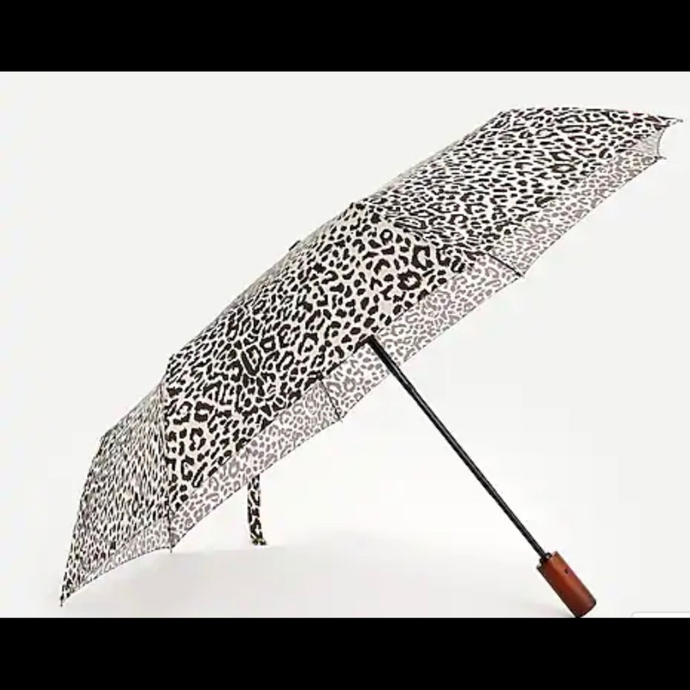 NWOT Printed pocket umbrella Leopard Dusty Taupe